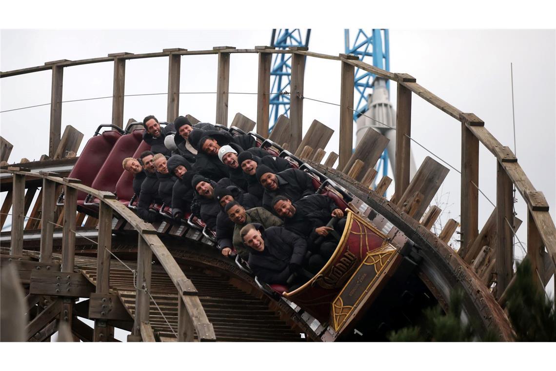 Bilder des Tages Hoch hinaus: Spieler der deutschen Fußball-Nationalmannschaft fahren in einer Achterbahn im Europa-Park Rust.
