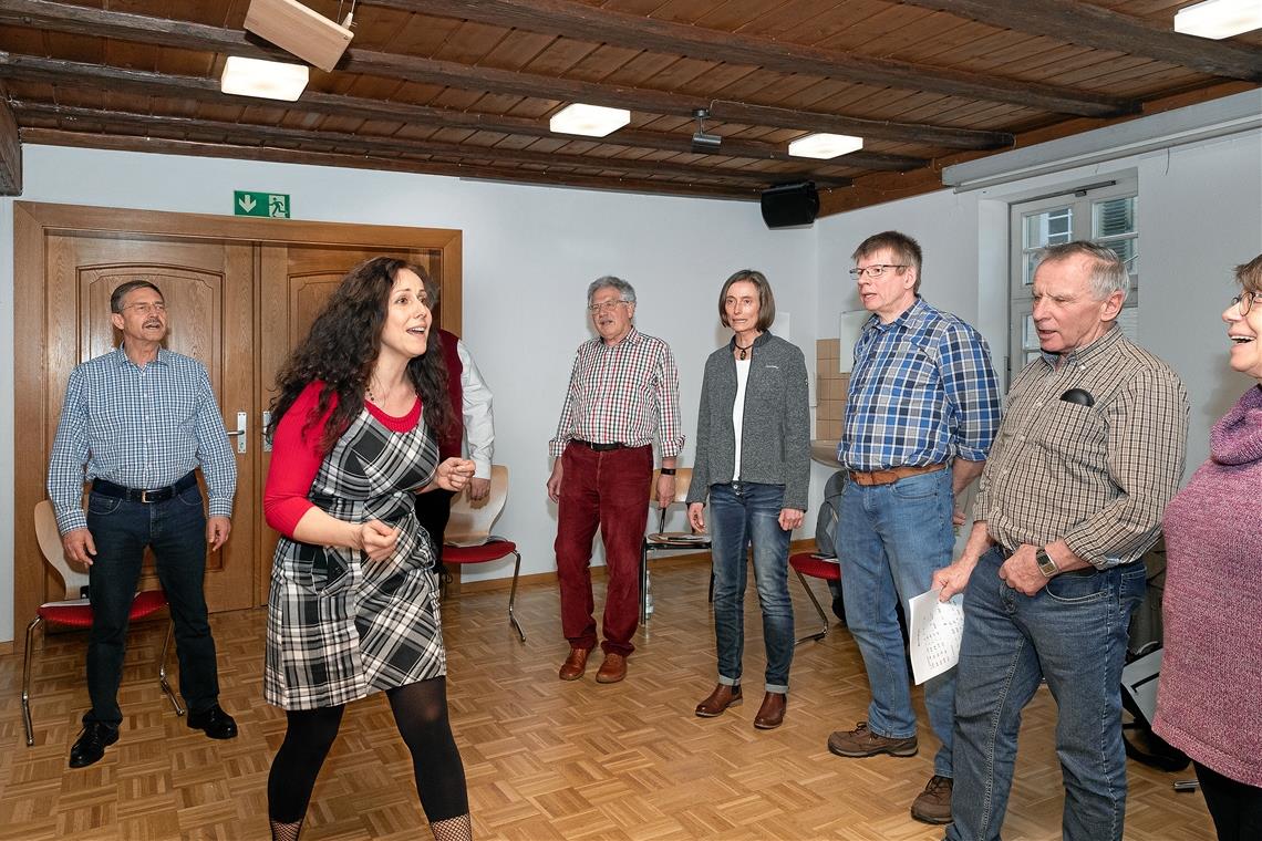 Hoch konzentriert und gut gelaunt bei der Arbeit: Veronika Hermann (vorne, Zweite von links) schreitet die Reihe der Teilnehmer ab, motiviert und gibt Tipps. Foto: J. Fiedler