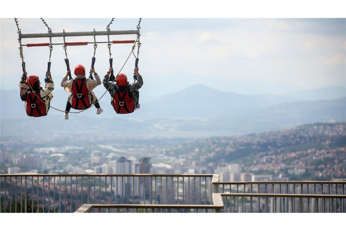 Hoch über Sarajewo - Touristen auf der Riesenschaukel