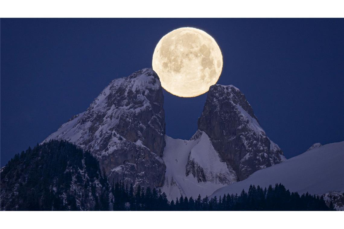 Faszination Vollmond - was ist Fantasie und was sind Fakten? Hoch und höher: Vollmond in der Schweiz
