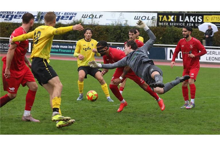 Hochbetrieb im Strafraum des SSV Schwäbisch Hall – aber die Kicker des SV Leonberg/Eltingen (in Gelb) konnten Schlussmann Cedric Moser nur einmal bezwingen.