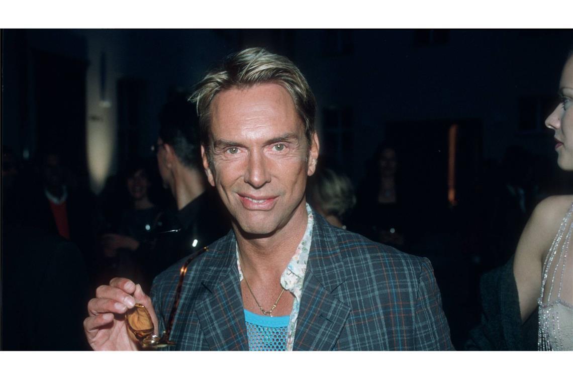 Der Mann, der Deutschland die Mode erklärte Hochgewachsen, blond, schmal – den jungen Designer Wolfgang Joop konnte man leicht mit einem seiner Models verwechseln.