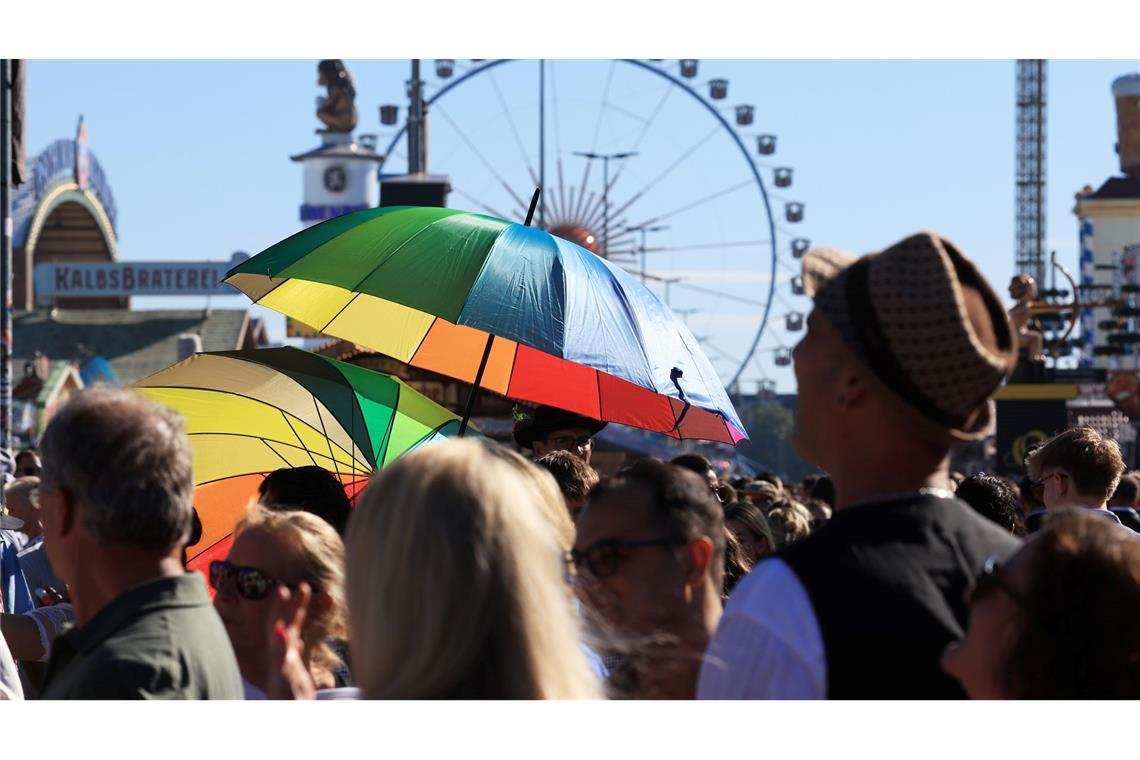 "Too hot to Hendl" - Wiesn startet mit Hitzerekord Hochsommerliche Temperaturen auf der Wiesn - da gewährten Schirme zumindest ein wenig Schatten.