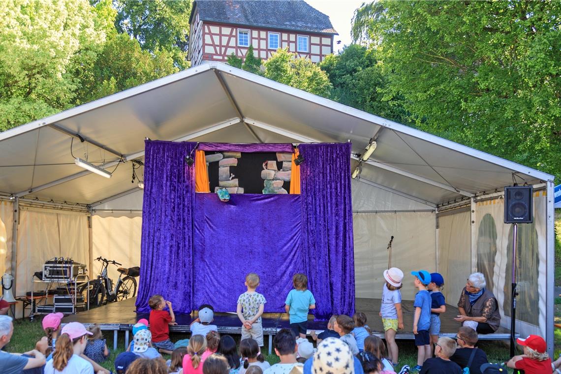 Der Januariusmarkt: Ein Fest der Sinne voll schöner Dinge Hochspannung und viel Vergnügen garantiert Professor Pröpstls Puppentheater.