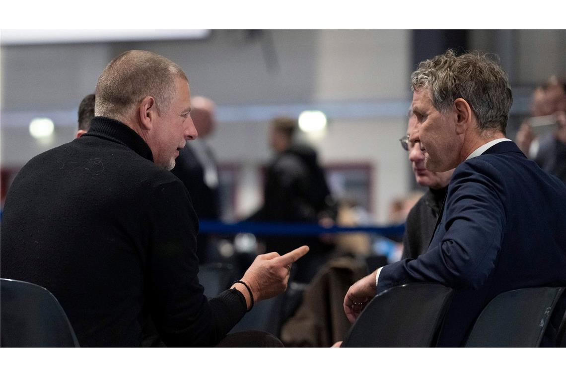 AfD will Wehrpflicht und keine Kopftücher in der Schule Höcke unterhält sich im Gästebereich der Parteitagshalle in Riesa mit Götz Kubitschek (r.), Verleger, Publizist und politischer Aktivist der Neuen Rechten.