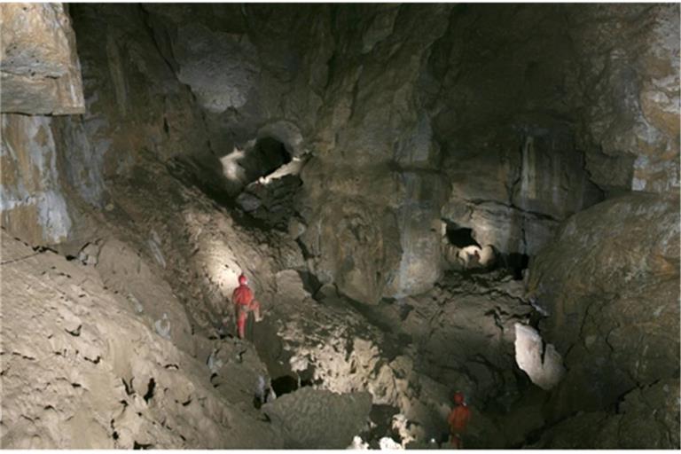 Höhlenwelten unter der  Alb: 60 Meter unter der Erde in der Vetterhöhle offenbart ein gewaltiges  Panorama  – die Abzweighalle zwischen Walhalla und Wolkenschloss