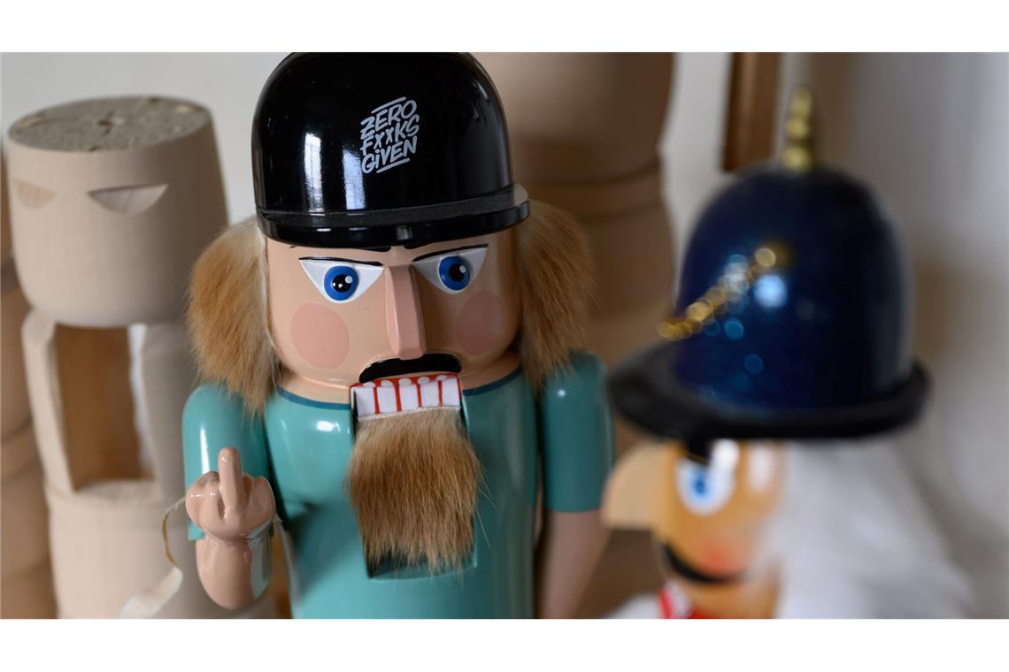 Hölzerner Rebell: Der erzgebirgische Nussknacker zeigt Billigkopien aus Fernost den Stinkefinger.