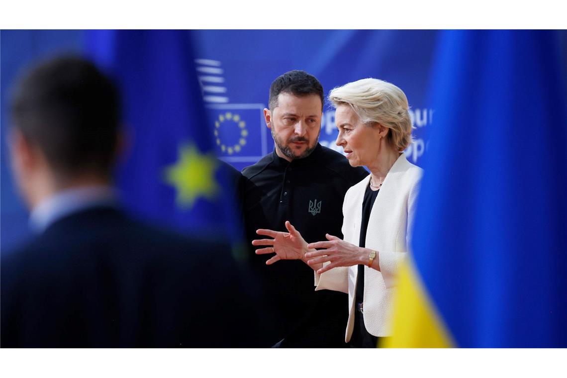 Hoffen auf eine Einigung der Staats- und Regierungschefs: Die Präsidentin der Europäischen Kommission, Ursula von der Leyen und der ukrainische Präsident Wolodymyr Selenskyj. (Archivbild)