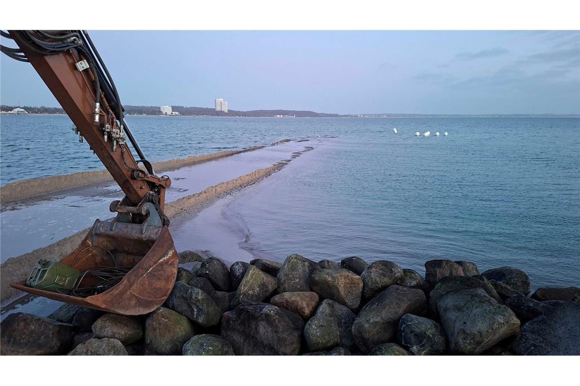 Hoffnung auf Rettung: Vor Timmendorfer Strand ist der zuvor gestrandete Buckelwal am frühen Morgen nicht mehr an der Sandband zu sehen.