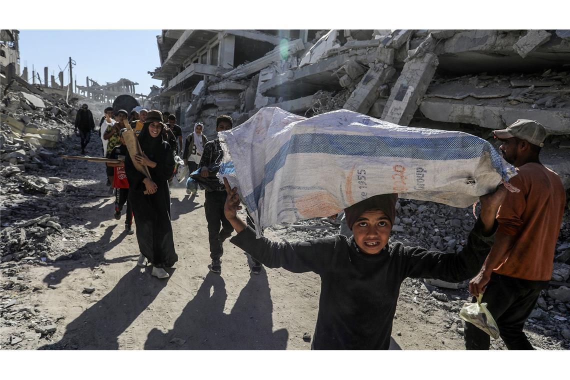 Bilder des Tages Hoffnungsvolle Heimkehrer: Vertriebene Palästinenser kehren in ihre Häuser zurück, nachdem sich die israelische Armee aus einigen Gebieten östlich von Chan Junis im südlichen Gazastreifen zurückgezogen hat. Israel und die Hamas haben sich auf die erste Phase eines Friedensplans zur Beendigung der Kämpfe geeinigt.