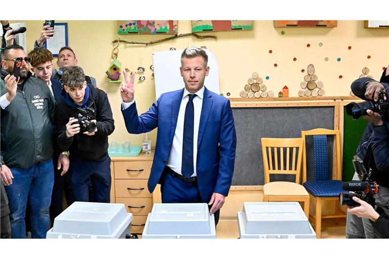 Hofft auf den Wahlsieg: Peter Magyar, Vorsitzender der Oppositionspartei Tisza,  nach der Stimmabgabe in einem Wahllokal in Budapest.