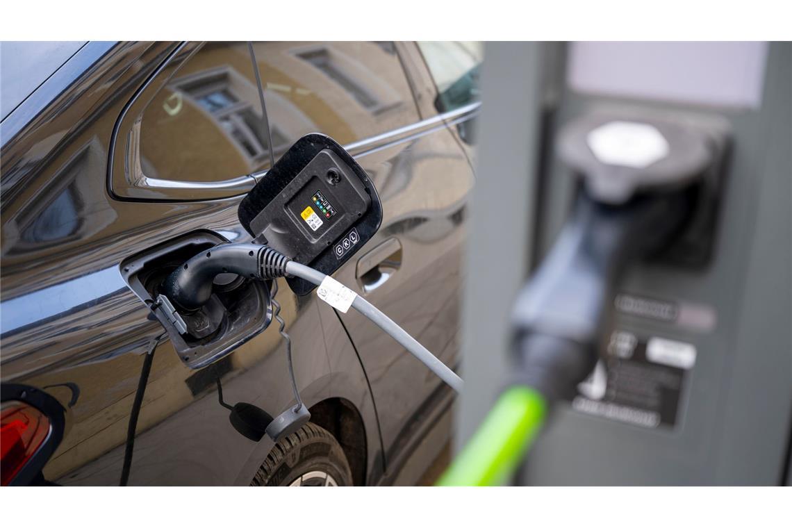 Hohe Anschaffungskosten, geringe Reichweite, teurer Strom - viele Autofahrer sehen gleich mehrere Hindernisse für die Anschaffung eines E-Autos. (Symbolbild)