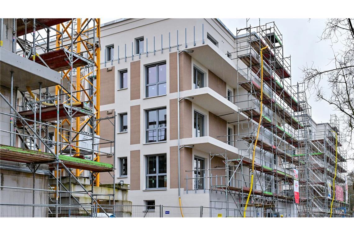 Mehr neue Wohnungen genehmigt - Trendwende oder Strohfeuer? Hohe Kosten und Zinsen belasten Neubauprojekte.