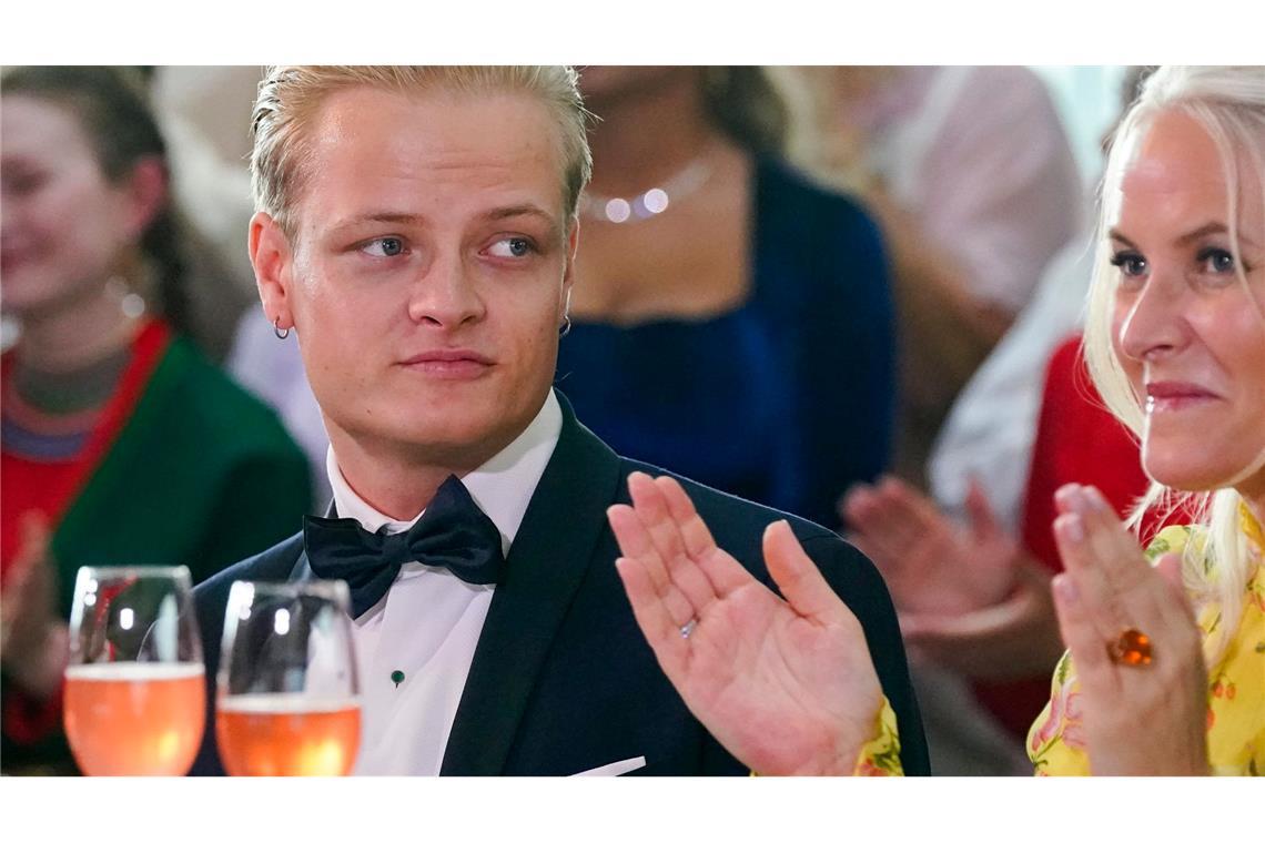 Høiby (links) versuchte nach dem Urteil erneut, aus der U-Haft freizukommen. Er will bei seiner schwer kranken Mutter Mette-Marit (rechts) sein. (Archivbild)