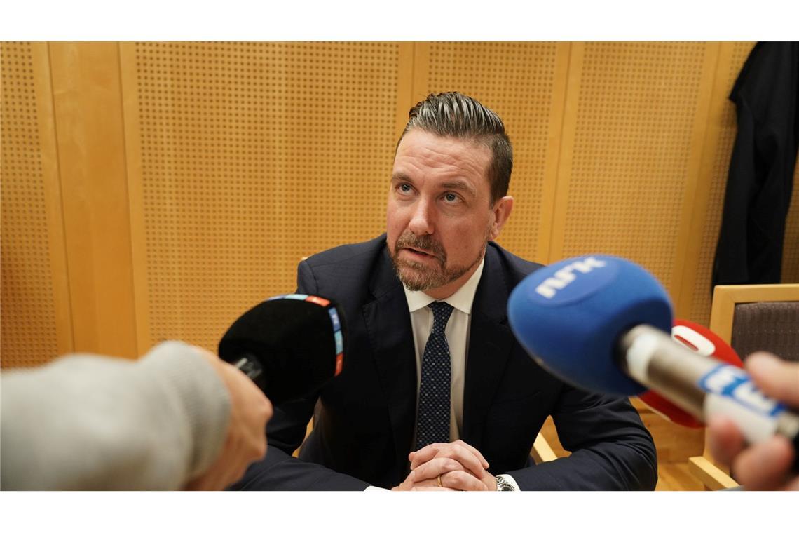 Mette-Marits Sohn Marius eine Woche lang in U-Haft Høibys Anwalt Øyvind Bratlien äußert sich vor Journalisten.