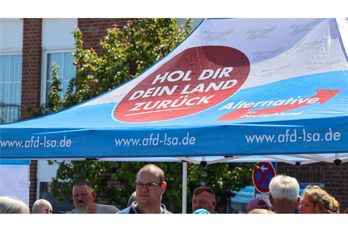 "Hol dir dein Land zurück", steht auf dem Schirm am Stand. Auf den Straßen in Sachsen-Anhalt hat die AfD inzwischen eine Menge Land erobert.