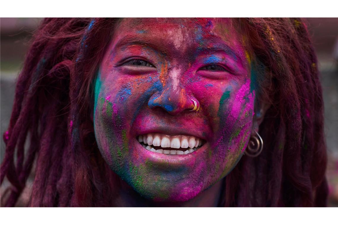Holi in Kathmandu: Touristin erlebt das Farbenfest auf dem Durbar Square