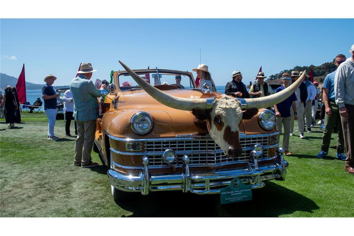 Hollywood-Schauspieler Leo Carrillo nutzte den Chrysler Town & Country mit einem Stierkopf an der Motorhaube für Werbeauftritte.