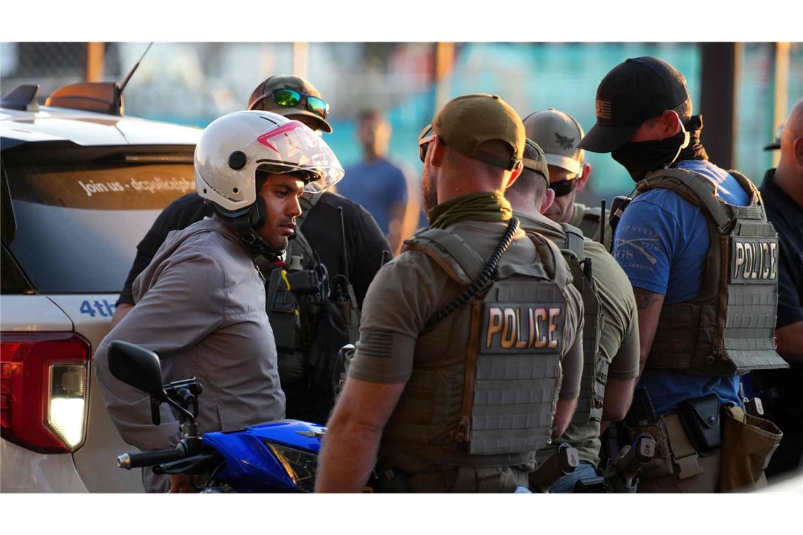 Trump plant die Besetzung weiterer US-Städte Homeland Security Beamte überprüfen einen Mopedfahrer in Washington.