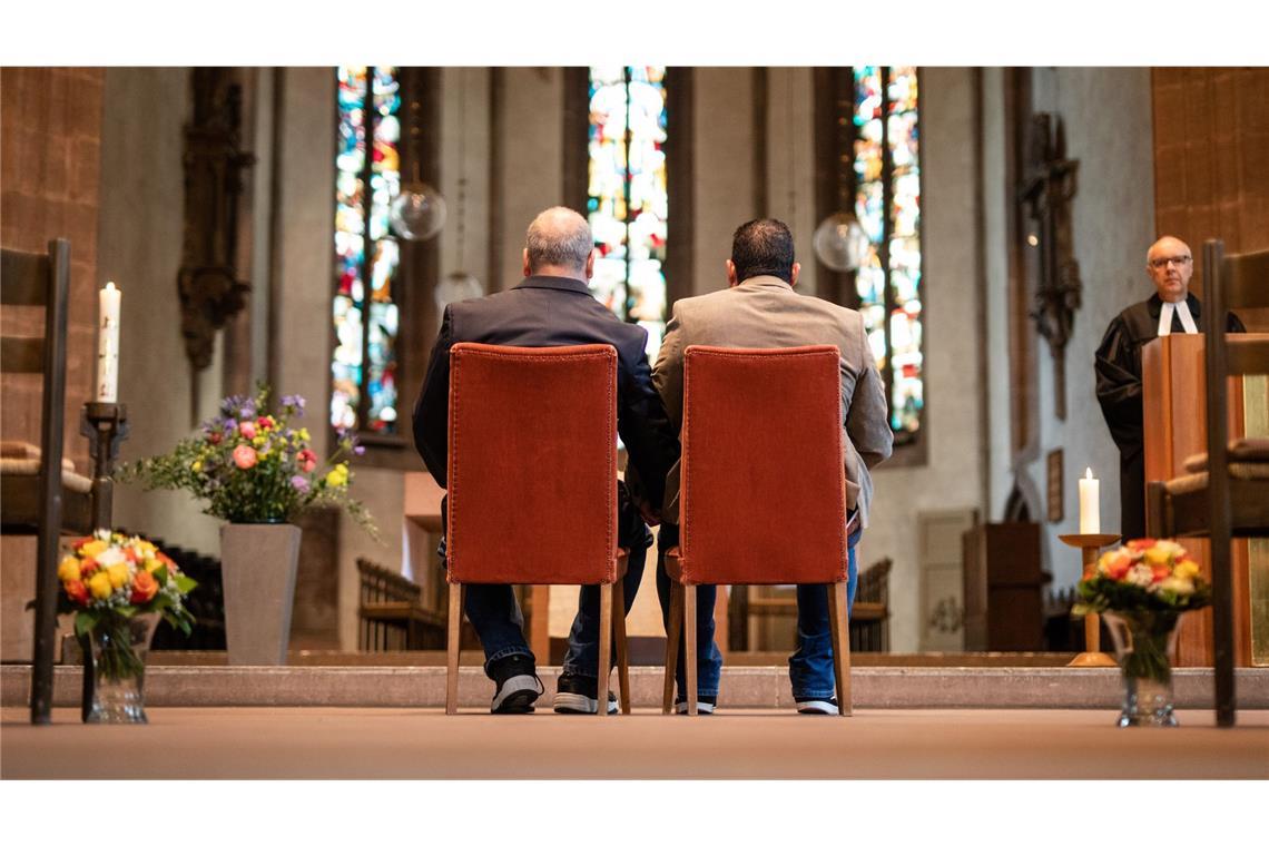 Kirche lehnt Trauung homosexueller Paare knapp ab Homosexuelle Paare dürfen in der Evangelischen Landeskirche in Württemberg auch künftig nicht getraut werden. (Symbolbild)