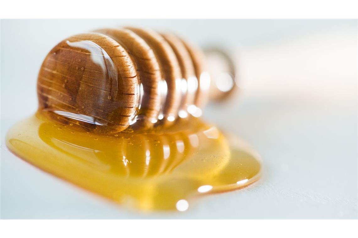 Warum Honig so gesund und lecker ist Honig ist bereits seit Jahrtausenden als Süßungsmittel bekannt und galt wegen seiner wohltuenden und heilsamen Wirkung als besonders kostbar. So wurde Honig beispielsweise im Alten Ägypten als „Speise der Götter“ verehrt.