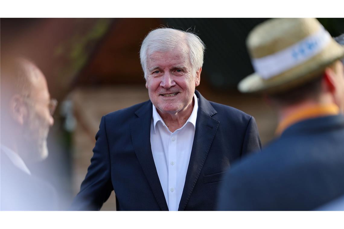 Seehofer, Scholz und Merkel Zeugen im Afghanistan-Ausschuss Horst Seehofer (75), hier bei einer Wahlkampfveranstaltung der CSU im Mai 2024, war bayerischer Ministerpräsident, CSU-Vorsitzender und im letzten Kabinett von Kanzlerin Angela Merkel (CDU) Bundesinnenminister. Mit Merkel trug er vor allem in Migrationsfragen mehrere Konflikte aus. (Archivfoto)