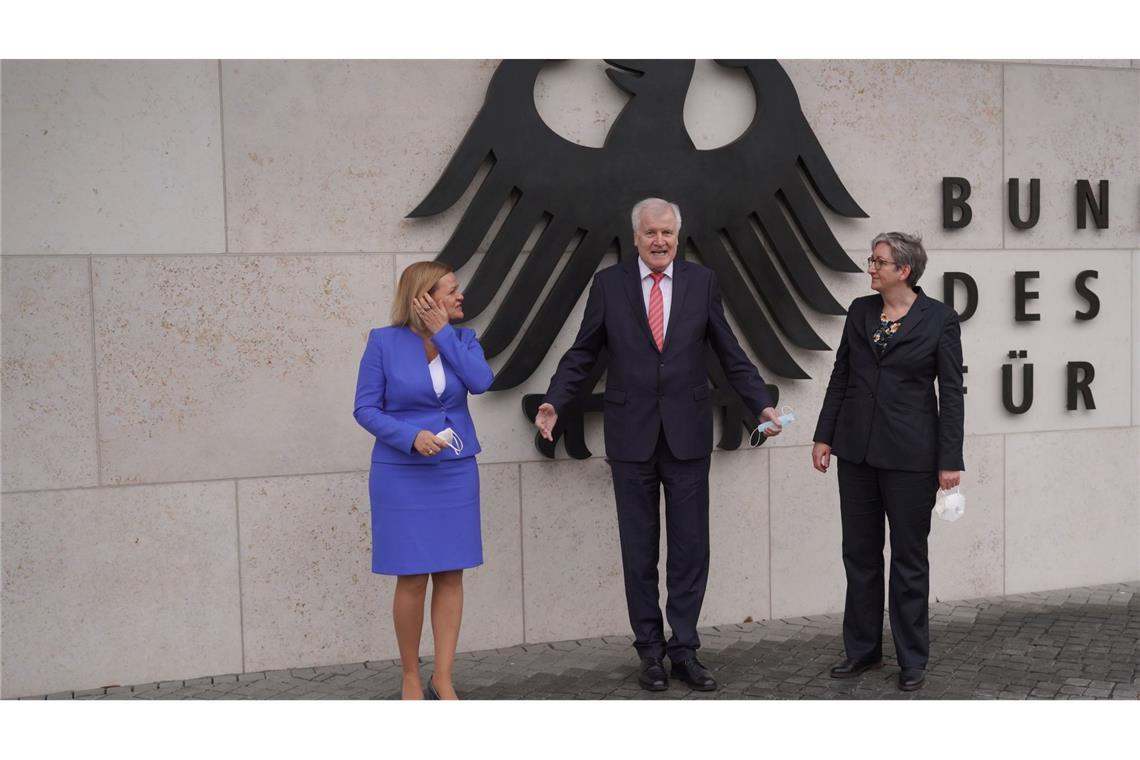 Erste Etappe der Koalitionsverhandlungen vor dem Abschluss Horst Seehofer (CSU) war als Bundesinnenminister auch für Bau zuständig. Am 8. Dezember 2021 übergab er das Amt an zwei Politikerinnen der SPD. Nancy Faeser wurde Bundesinnenministerin. Klara Geywitz übernahm das neu geschaffene Bauministerium. (Archivfoto)