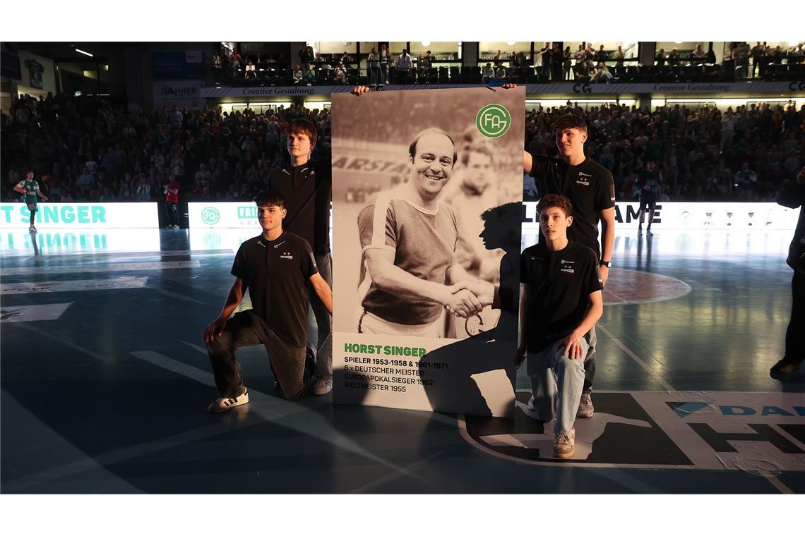 Enttäuschung trotz Punktgewinn im Handballkrimi Horst Singer wird in die Hall of fame von Frisch Auf Göppingen aufgenommen.