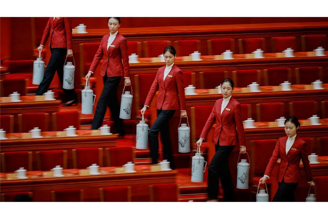 Hostessen bereiten Tee für die Delegierten vor der Abschlusszeremonie der Politischen Konsultativkonferenz des Chinesischen Volkes (CPPCC) in der Großen Halle des Volkes vor.