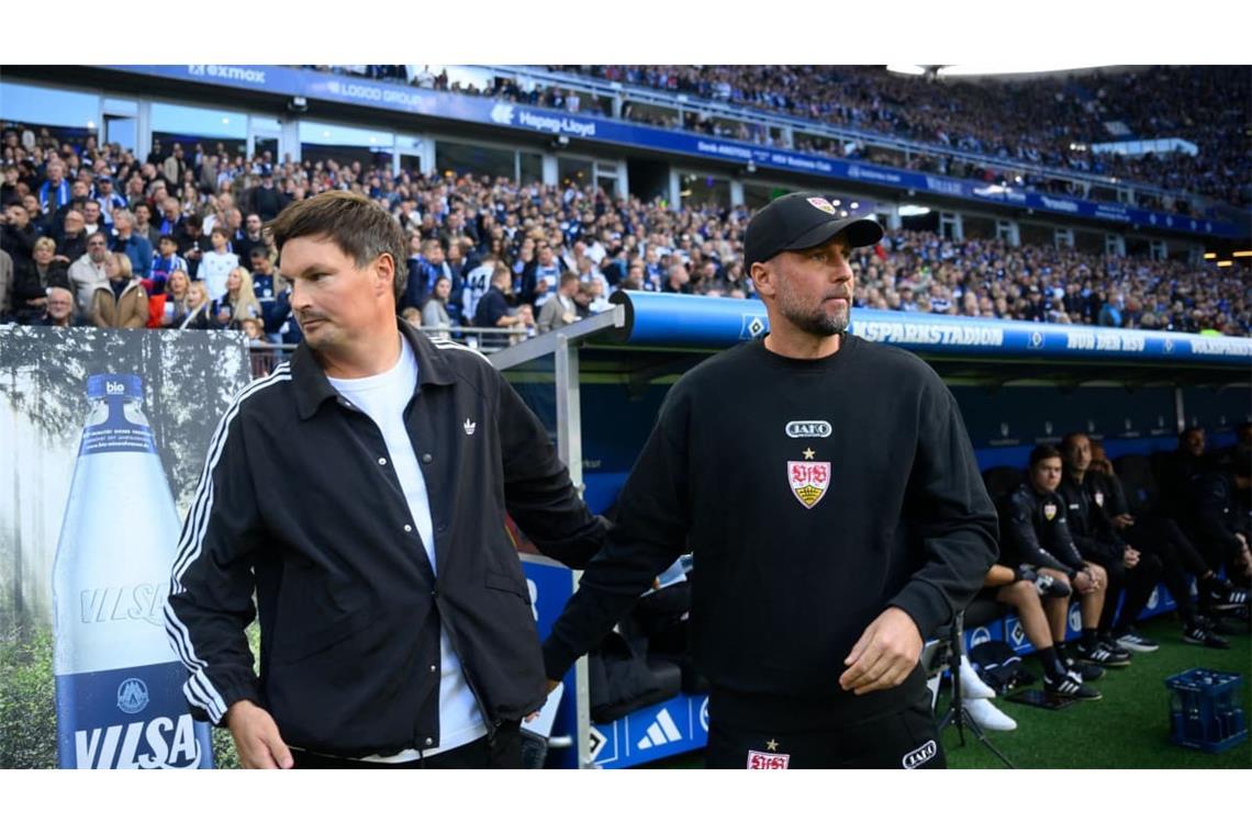 HSV-Coach Merlin Polzin und VfB-Trainer Sebastian Hoeneß begrüßen sich vor dem Duell im Volksparkstadion.