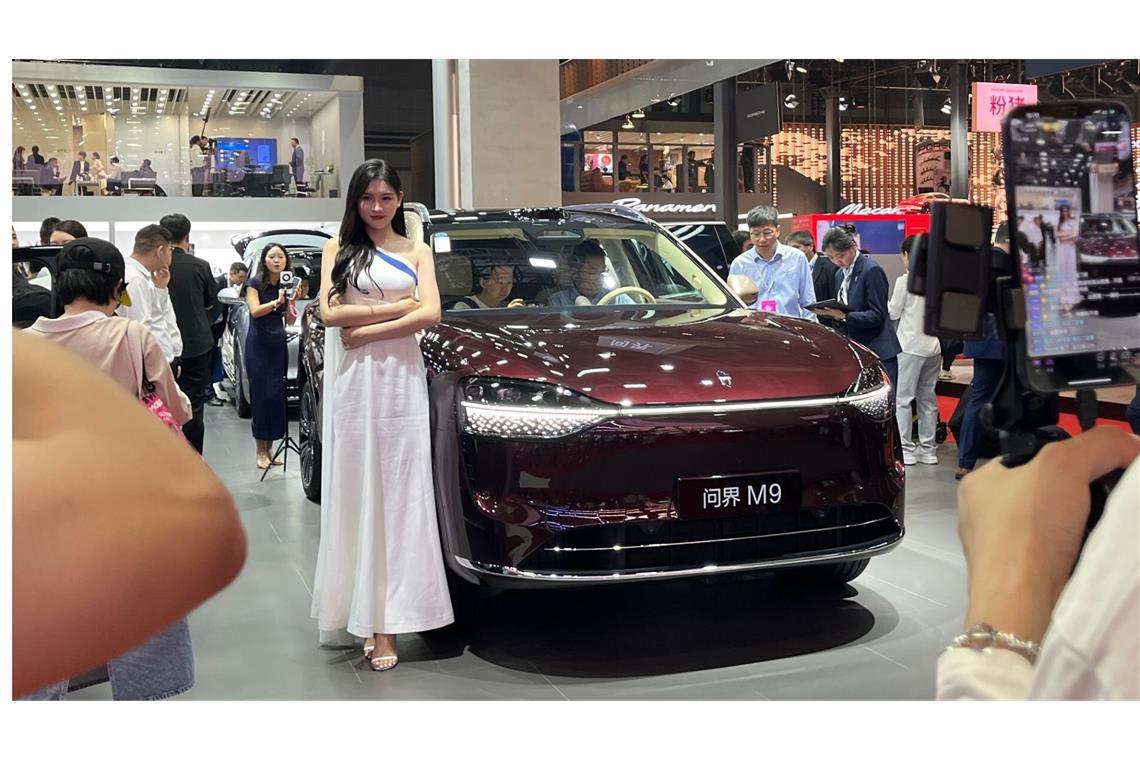 Die Mädchen auf der Motorhaube gehören der Vergangenheit an Huawei legt bei seiner Marke Aito auf der gegenwärtigen Messe in Shanghai Wert auf ein betont dezentes Erscheinungsbild...