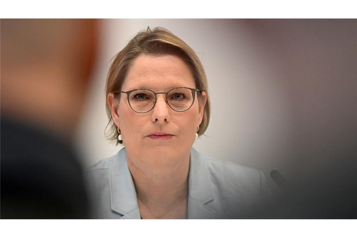 Hubig will gegen voyeuristische Aufnahmen vorgehen.