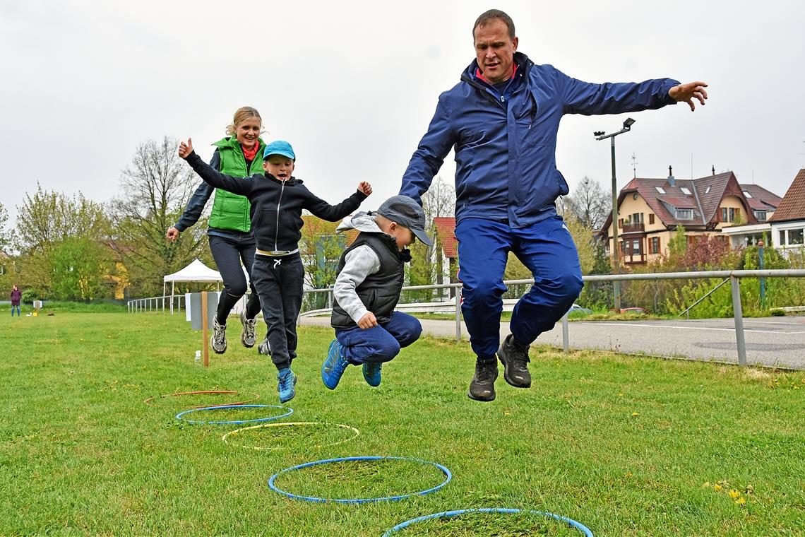Spaß an Sport und Spiel in trüber Zeit Hüpften vor Freude über den Bewegungsparcours auf dem Hagenbach: Andrea, Alexander, Fabian und Michael Flegler (von links). Das Angebot der TSG Backnang 1846 kommt bei Groß und Klein bestens an. In trüben Zeiten bietet der Sport den Familien ein wenig Abwechslung. Foto: T. Sellmaier