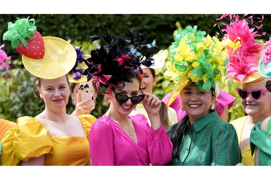 Eine Frage der Hüte: Dresscode beim Pferderennen in Ascot Hüte sieht man in vielen Farben und Formen.