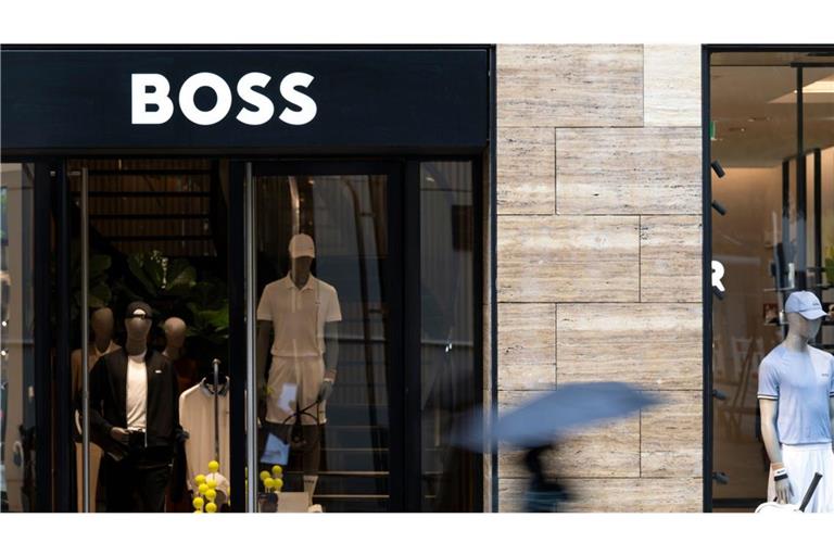 Hugo Boss hat aktuell mit der mauen Kauflaune seiner Kundinnen und Kunden zu kämpfen.