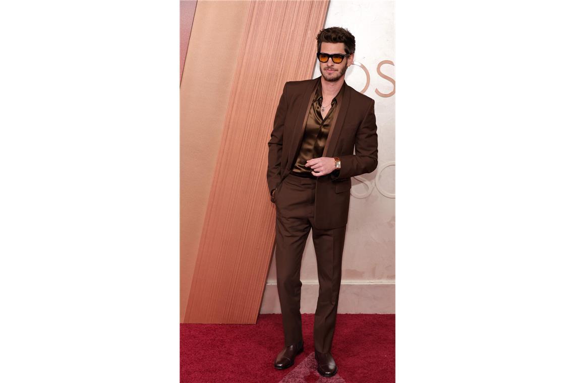 Lass funkeln – die schönsten (und schlimmsten) Oscar-Roben Hui! Ein Mann, der sich modisch was traut – damit ist Andrew Garfield immer noch eine Ausnahme. Der Brite trug einen kaffeebraunen Anzug und ein passendes, schimmerndes Hemd – mit offenem Kragen.