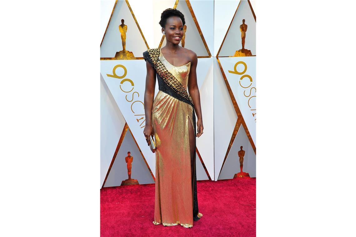 Die schlimmsten Oscar-Kleider aller Zeiten Hui oder pfui? An <b>Lupita Nyong’os</b> Gold-Robe von Atelier Versace schieden sich <b>2018</b> sicher die Geister. Die Anklänge an die 80er Jahre waren zumindest gewöhnungsbedürftig.