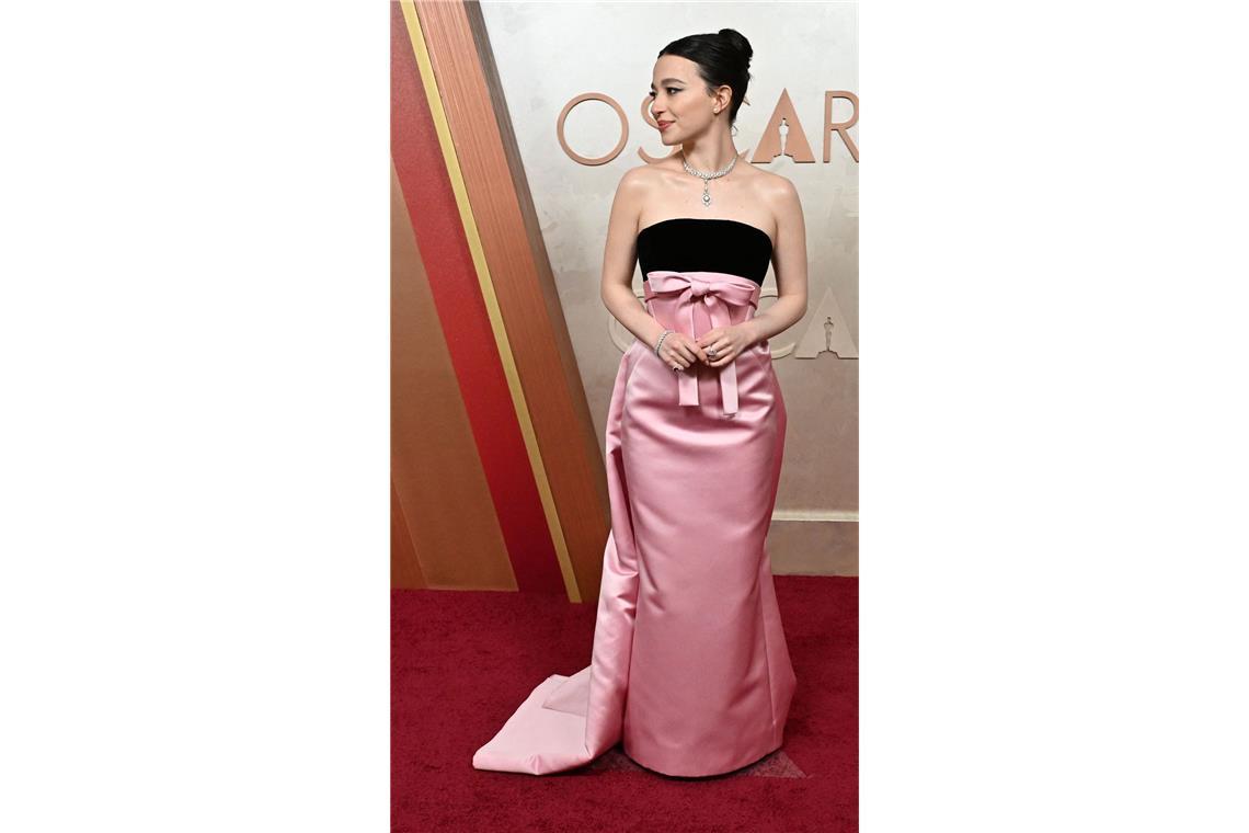 Lass funkeln – die schönsten (und schlimmsten) Oscar-Roben Hui! Schönstes Colour-Blocking – die 25-jährige Mikey Madison debütierte bei den Oscars in einem schulterfreien schwarz-rosafarbenen Kleid von Dior. Später gab es obendrauf noch den Oscar.
