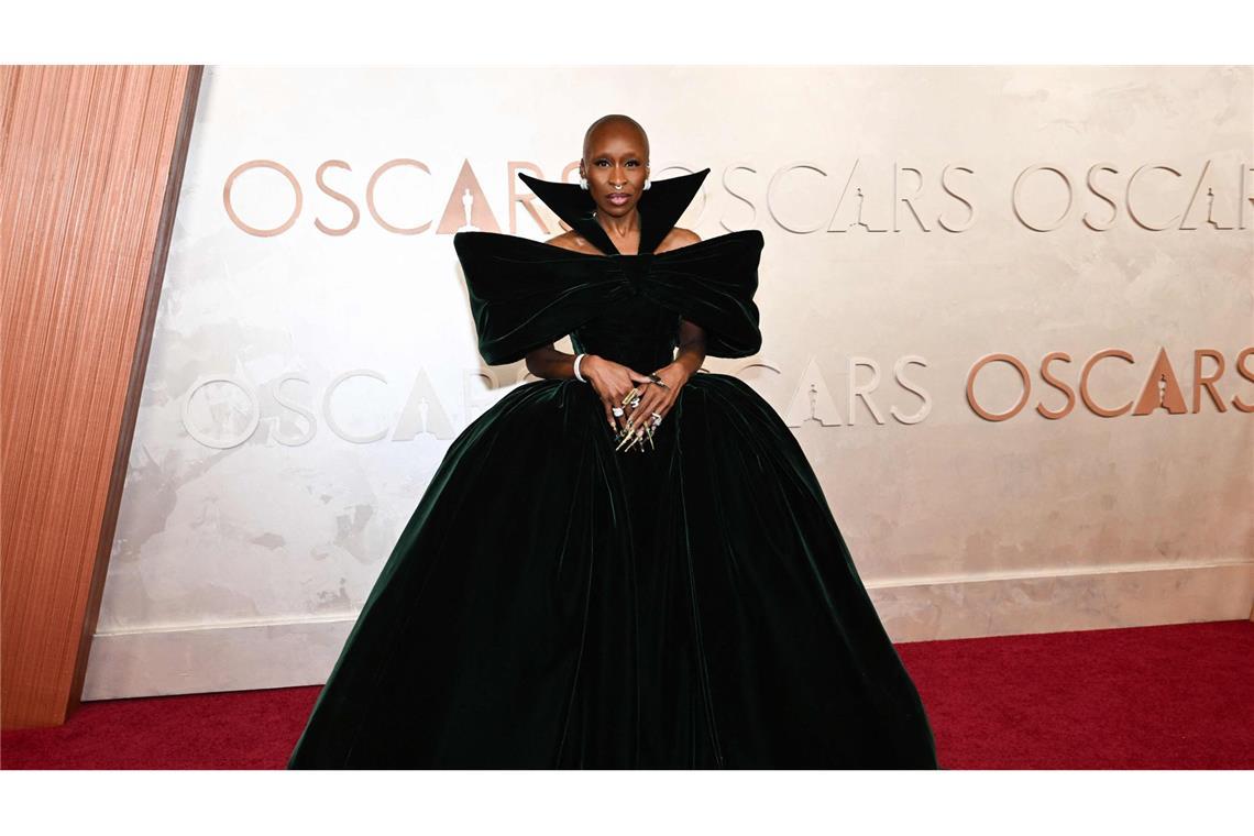 Lass funkeln – die schönsten (und schlimmsten) Oscar-Roben Hui! Wenn der ganz große Mode-Auftritt irgendwo erlaubt ist, dann doch bei den Oscars – Cynthia Erivos Kleid aus dunkelgrünem Samt ist von Louis Vuitton, brauchte viel Platz und war eine Hommage an Erivos Rolle in „Wicked“.