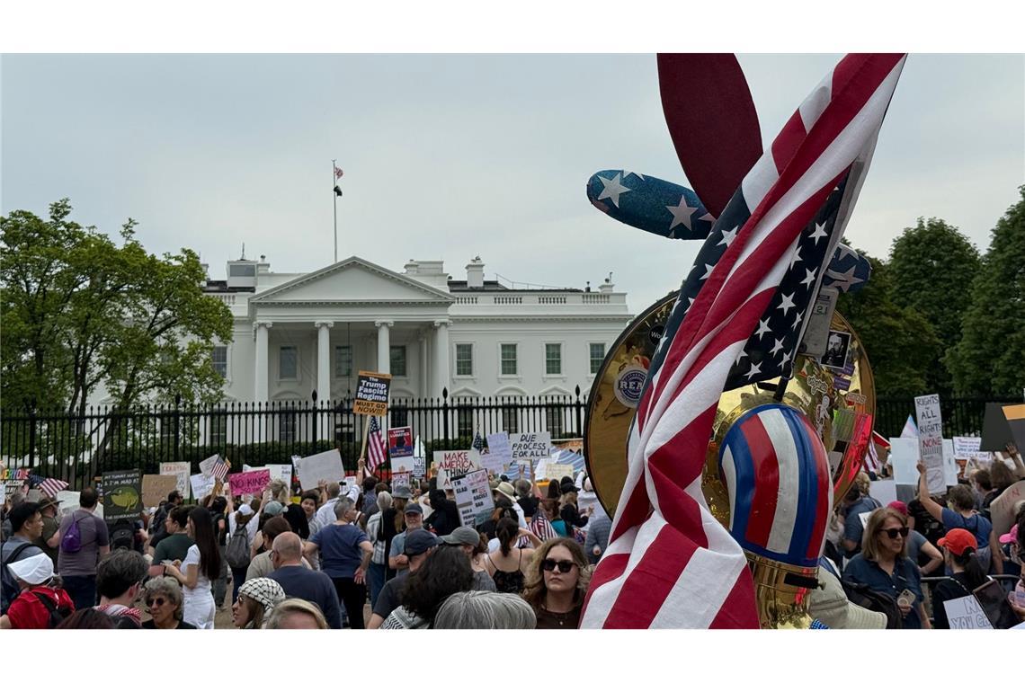 Neue landesweite Proteste gegen Trump Hunderte demonstrieren vor dem Weißen Haus