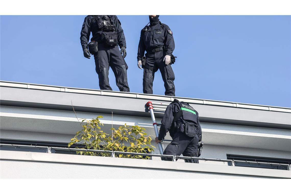 Razzia gegen Drogenkriminalität - Polizist angeschossen Hunderte Einsatzkräfte der Polizei waren an den Durchsuchungen in mehreren Ländern beteiligt.