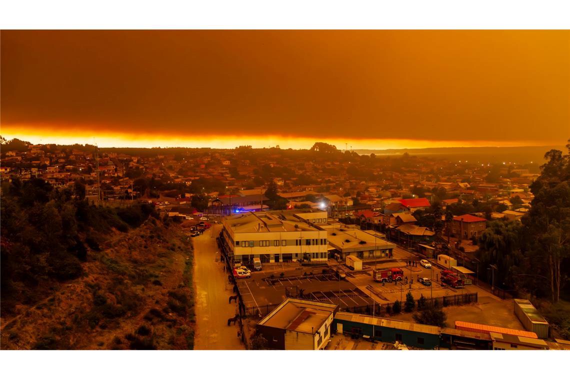 Hunderte Feuerwehrleute und Soldaten kämpften gegen die Brände.