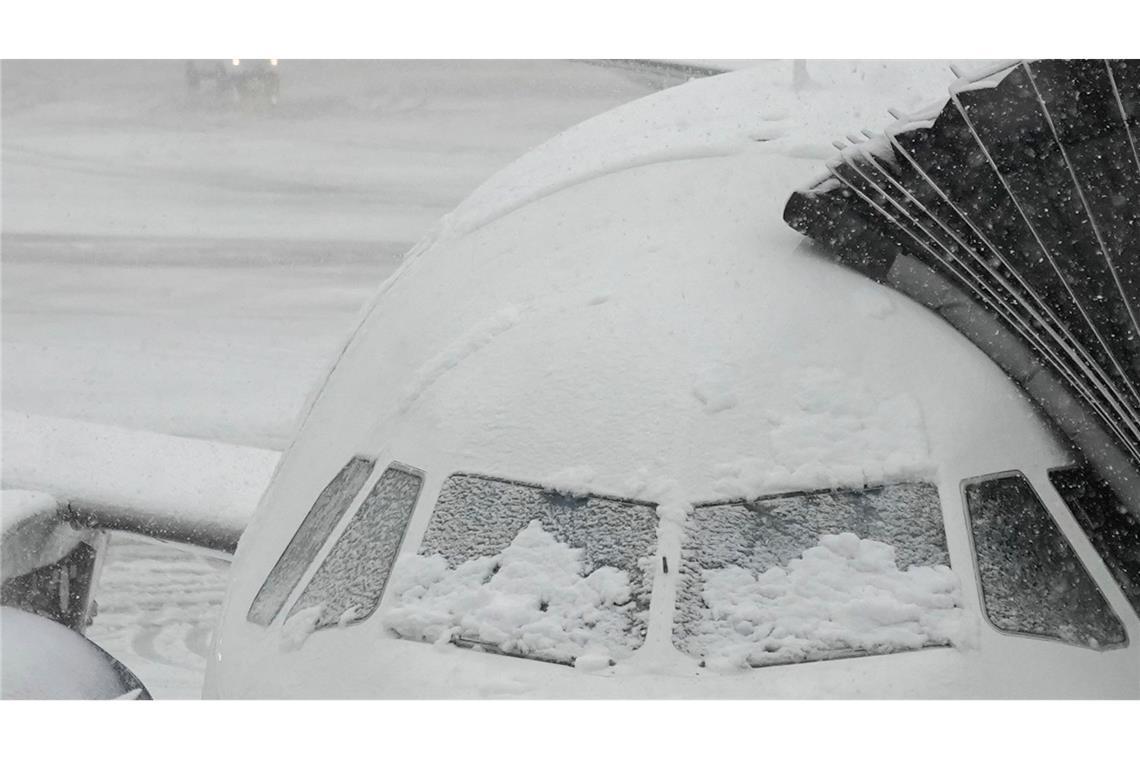 Hunderte Flüge von und nach New York wurden wegen heftigen Winterwetters gestrichen. (Symbolbild)