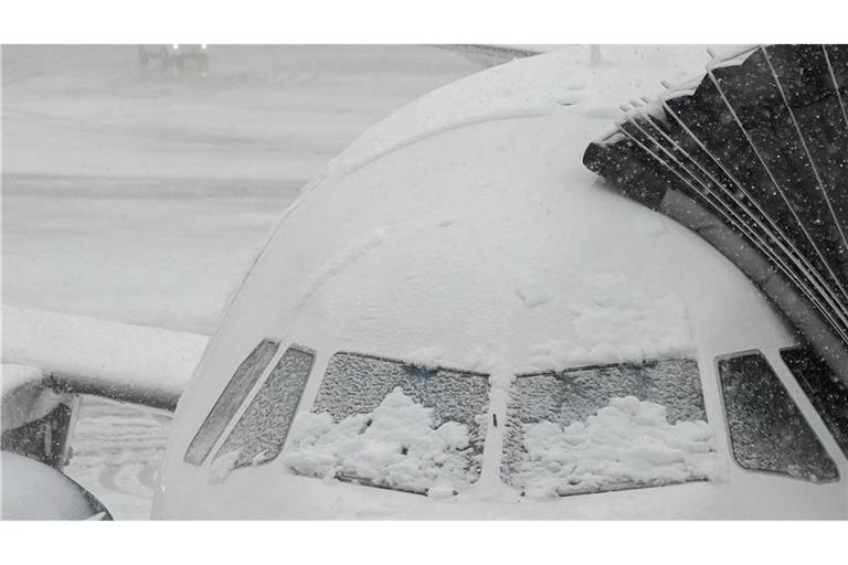 Hunderte Flüge von und nach New York wurden wegen heftigen Winterwetters gestrichen. (Symbolbild)
