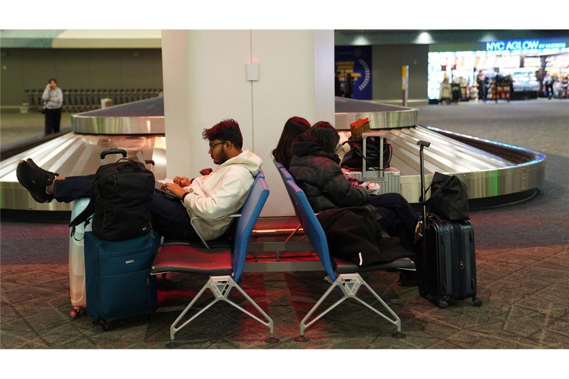 Hunderte Flüge von und nach New York wurden wegen heftigen Winterwetters gestrichen.