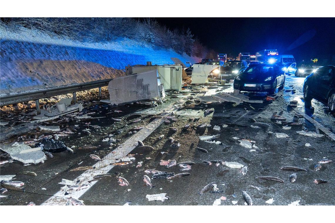 Lkw kommt von der Straße ab - Hunderte Fische verenden Hunderte Forellen verendeten auf der Fahrbahn.