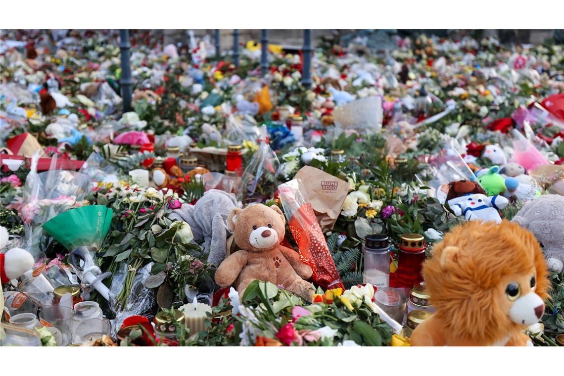 Über 2,5 Millionen Euro an Spenden für Magdeburg-Opfer Hunderte Kerzen, Blumen und Plüschtiere vor der Johanniskirche für die Opfer des Anschlags.