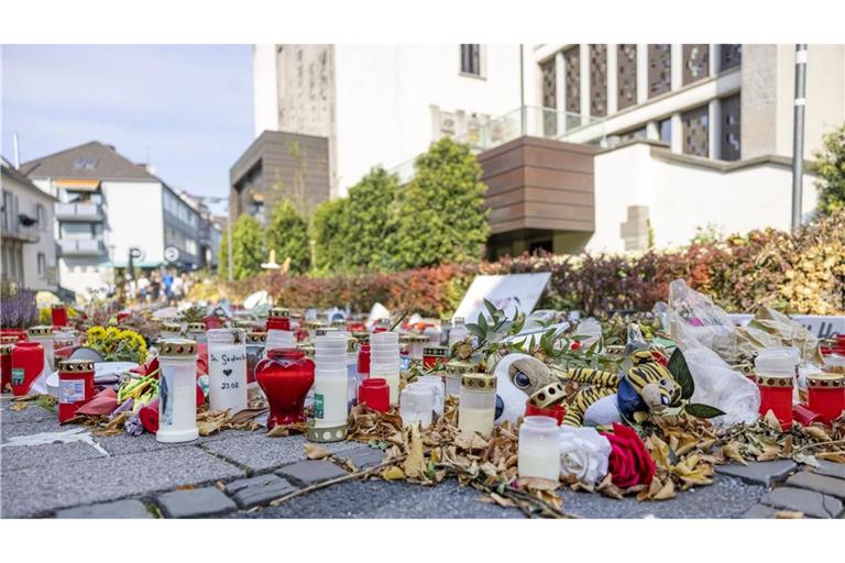 Hunderte Kerzen, Blumen und Trauerschreiben unweit des Tatorts. (Archivbild)