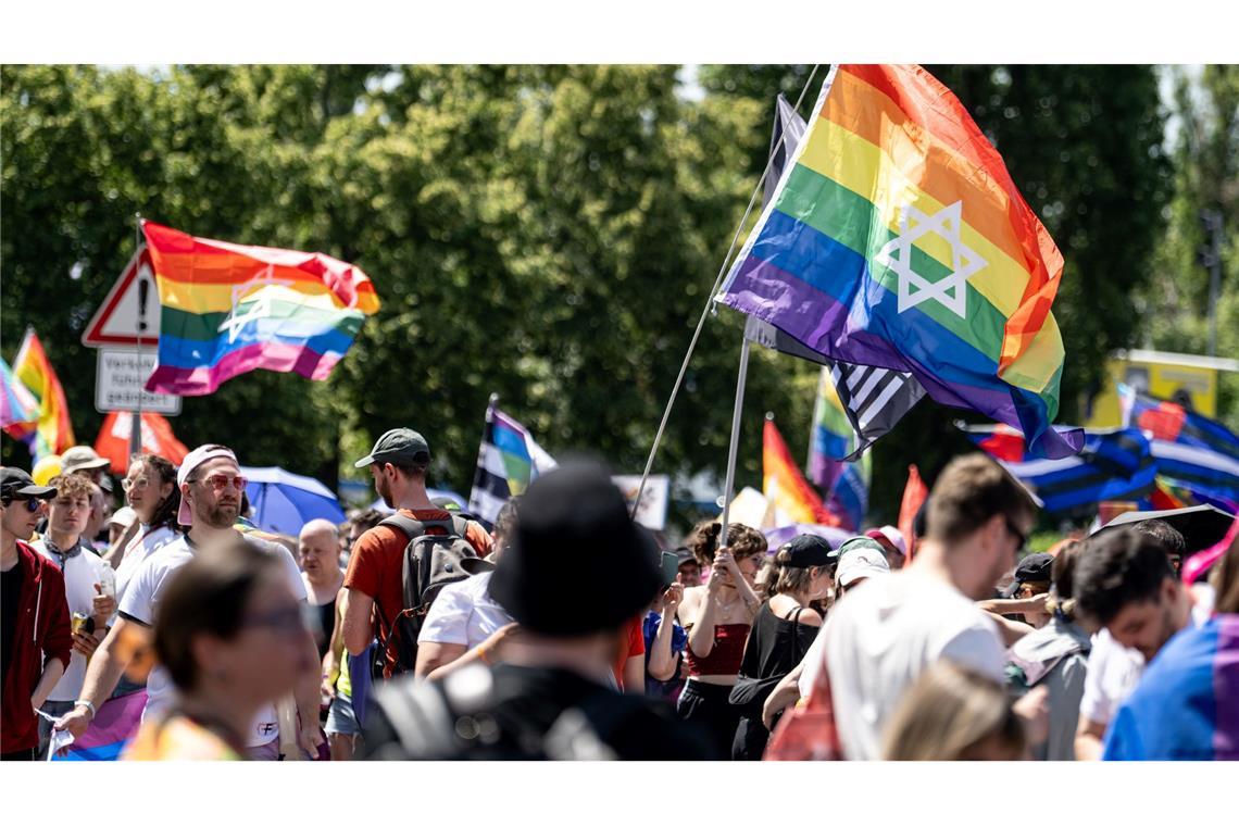 Polizei verhindert Angriff nach "Marzahn Pride" Hunderte Menschen zogen am Samstagnachmittag für Vielfalt und Toleranz durch Berlin-Marzahn.