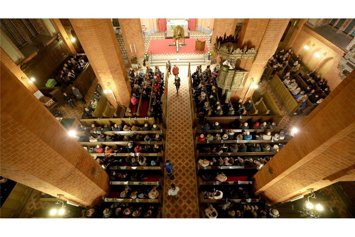 DNA-Analyse soll Identität von Kinderleiche klären Hunderte nahmen in Güstrow bei einem Trauergottesdienst Anteil am Schicksals eines Kindes, dessen Leiche in einem Wald südwestlich der Stadt gefunden wurde. Vermutlich ist es der achtjährige Fabian aus Güstrow.